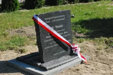 Zdjęcie: Odsłonięcie tablicy pamiątkowej ku czci Bronisława Kluzy nauczyciela szkoły w Przyrowie zamordowanego w Katyniu