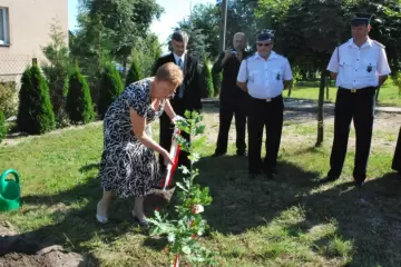 Zdjęcie: Posadzenie Dębu Pamięci ku czci ofiar Katynia